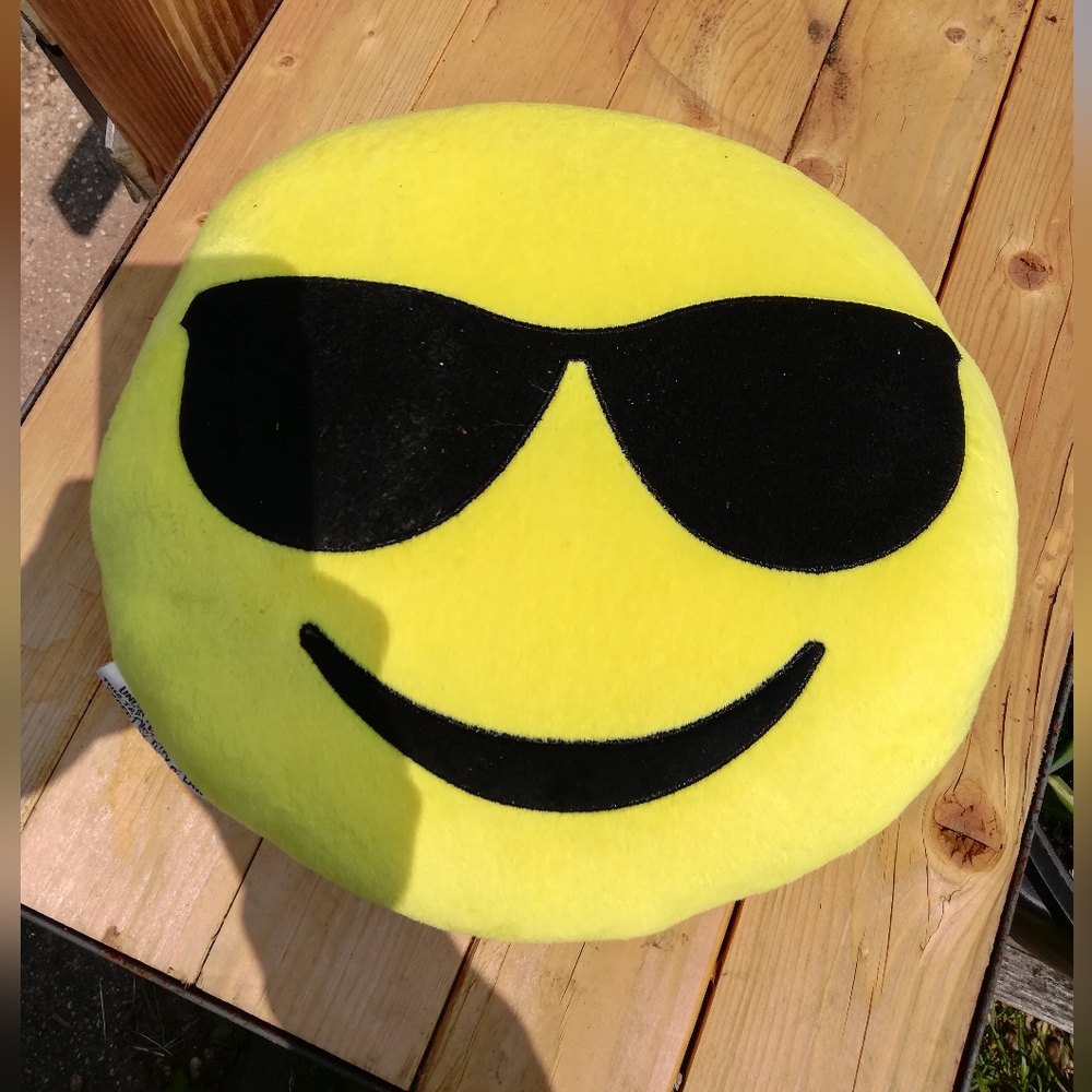 Plush Emoji 😎 round pillow